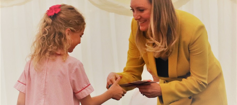 Eleanor giving prize