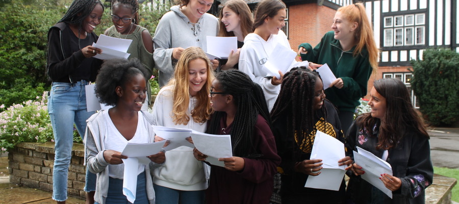 Queenswood GCSE Results 2018 group smiling