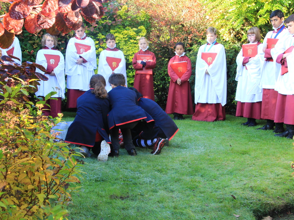 Children lay a poppy wreath